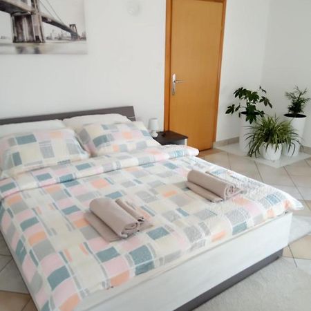 Studio Apartman Kika Otocsán Kültér fotó