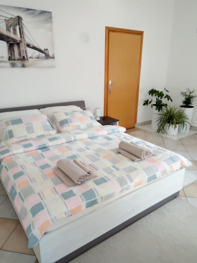 Studio Apartman Kika Otocsán Kültér fotó