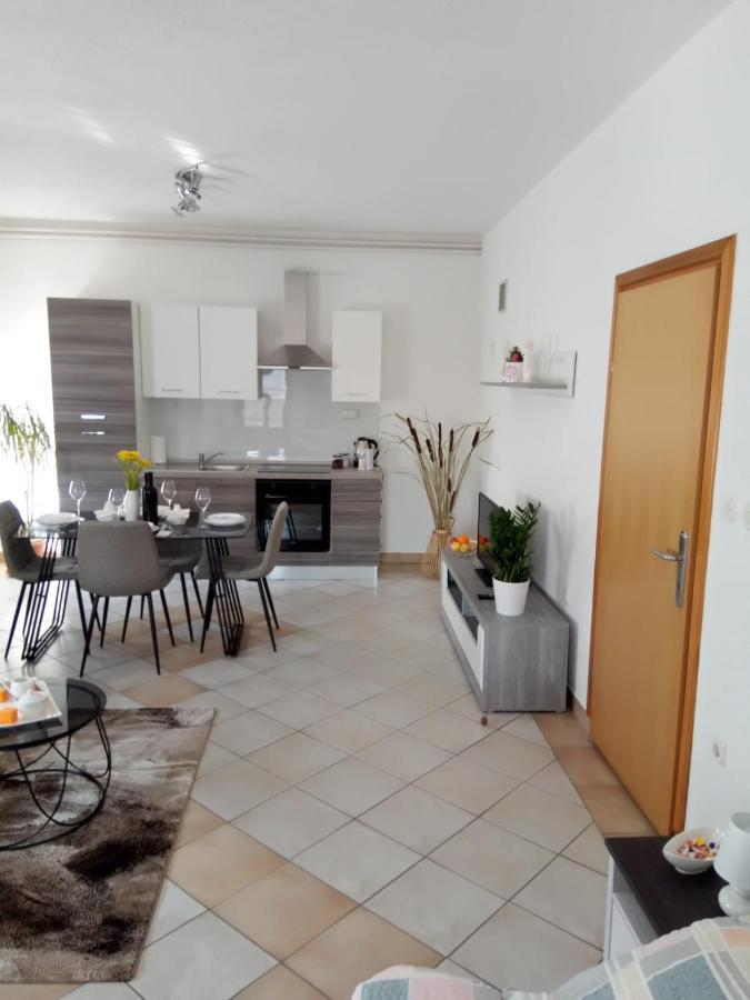 Studio Apartman Kika Otocsán Kültér fotó